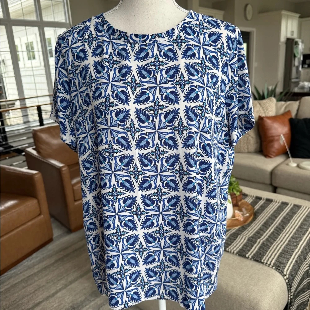 LOFT Blue and White Tile Print Short Sleeve blouse - Picture 4 of 11